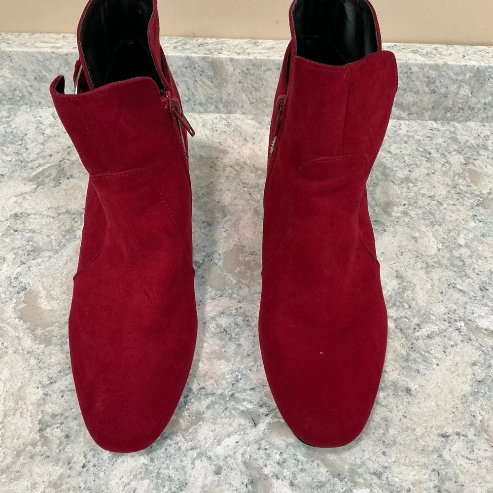 Jaclyn Smith Dulce Ankle Boots 8 Red Faux Suede Block Heel Buckle Booties